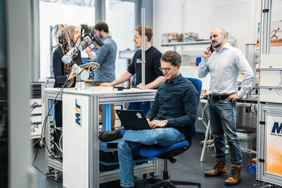 Unternehmensfotografie in Produktionshalle für Arbeitgebermarke