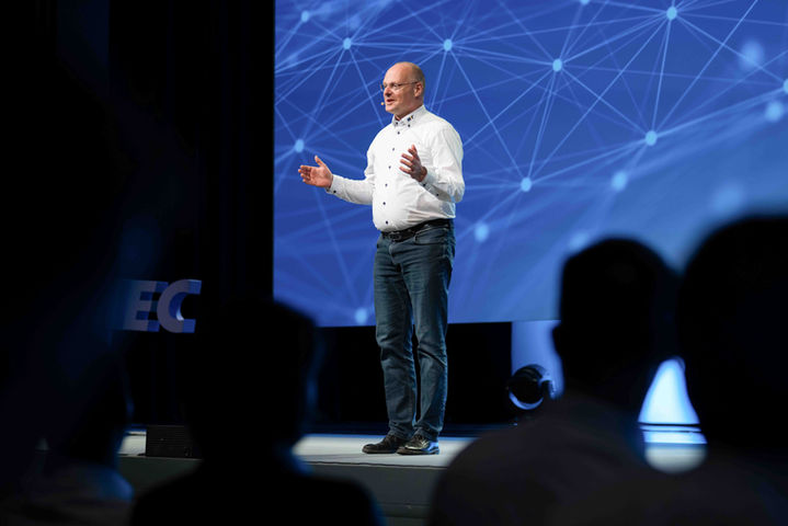 Eventfotograf München bei Konferenz mit Speaker auf Bühne