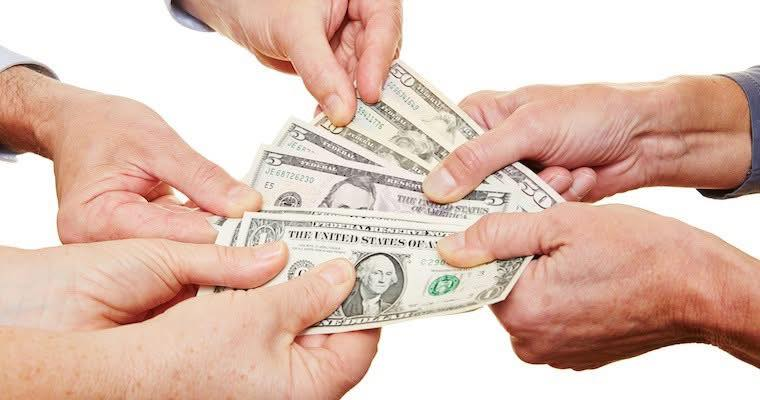 在原生家庭裡,如果沒有愛的支持,金錢往往是愛的替代品