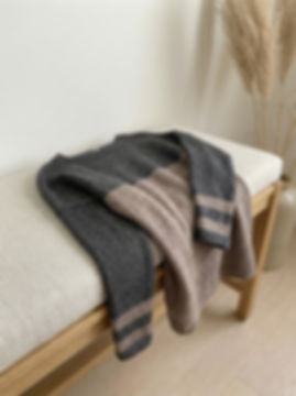 Gestrickter Pullover mit viel Weite und schmalen Armen
