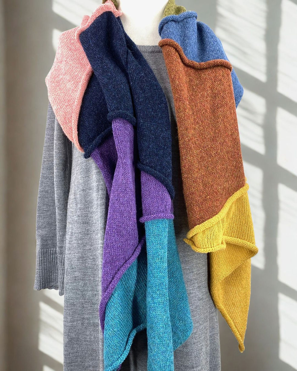 Handgestrickter Schal „YoYo 1.0“ aus acht leuchtenden Farben – Rosa, Marine, Violett, Türkis, Rost, Gelb, Blau und Oliv – ges