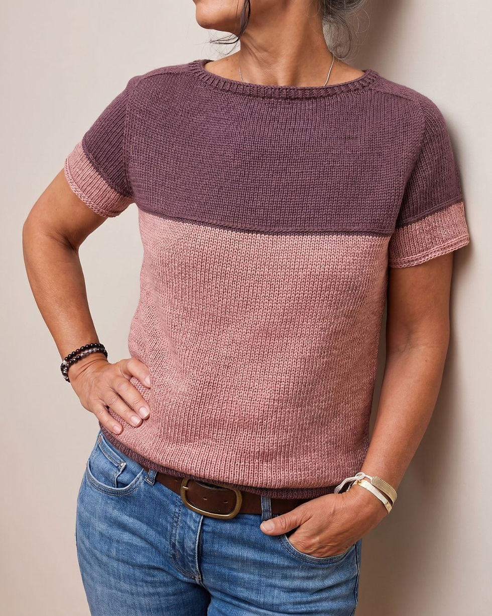 Henne Shirt von vorne getragen, gestrickt in zwei Farben mit gerader Passform, Sattelschulter, kurzem Ärmel und feiner dekora