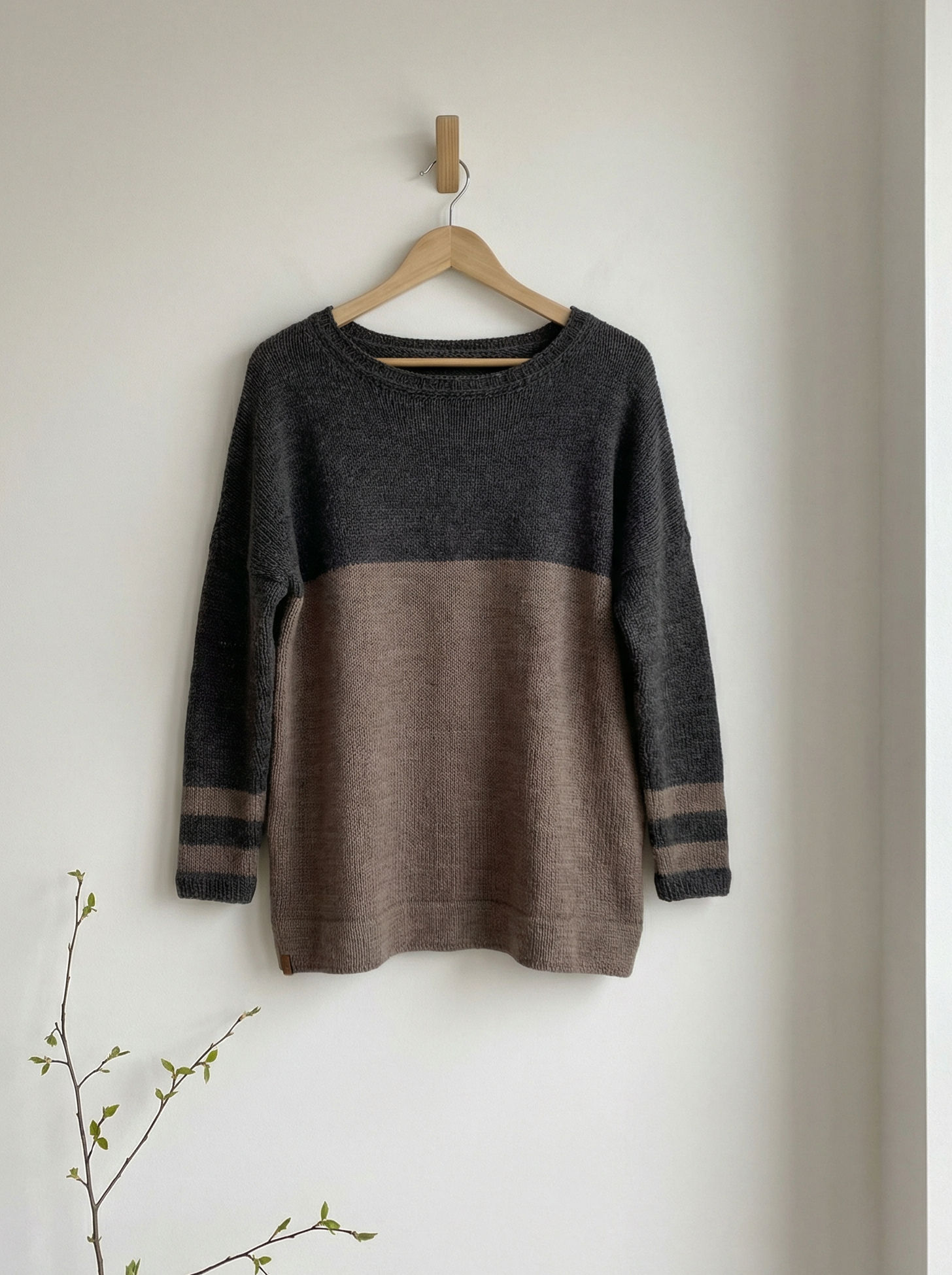 Gestrickter Pullover mit viel Weite und schmalen Armen