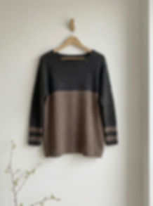 Gestrickter Pullover mit viel Weite und schmalen Armen