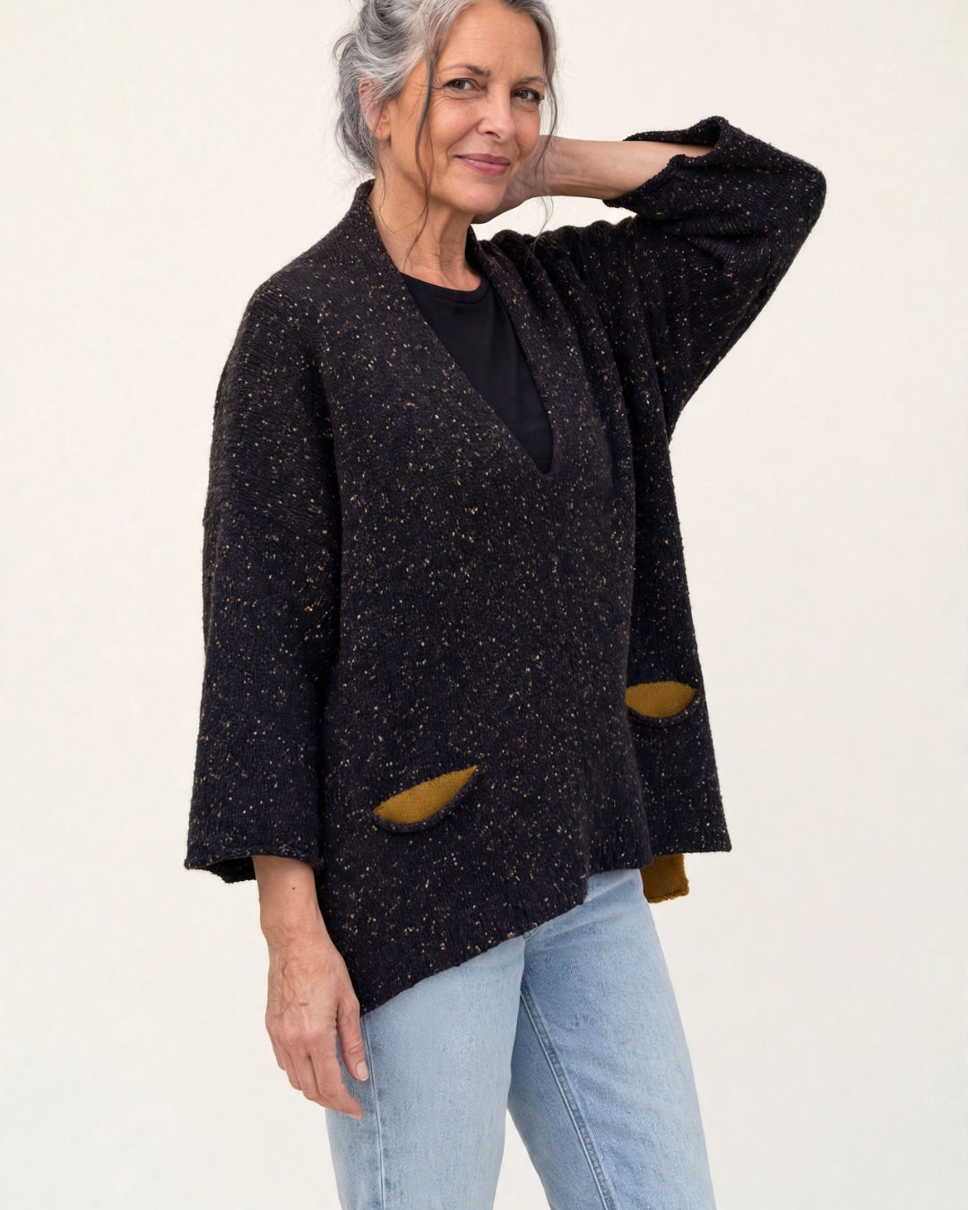 HOLLY Sweater mit angehobenem Arm, weiten Ärmeln und kontrastfarbenen Tascheneingriffen, zur hellen Jeans.