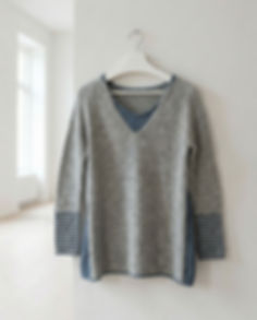 Lagenlook Pullover gestrickt in Hellgrau mit gestreiften Ärmeln, lockerer Schnitt, Vorderansicht