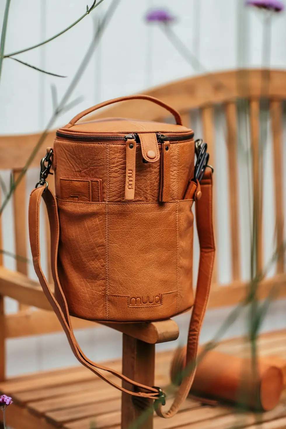 Handgefertigte Saturn XL Projekttasche aus braunem Echtleder mit Schultergurt und Garnöffnungen, gefüllt mit Strickprojekt.