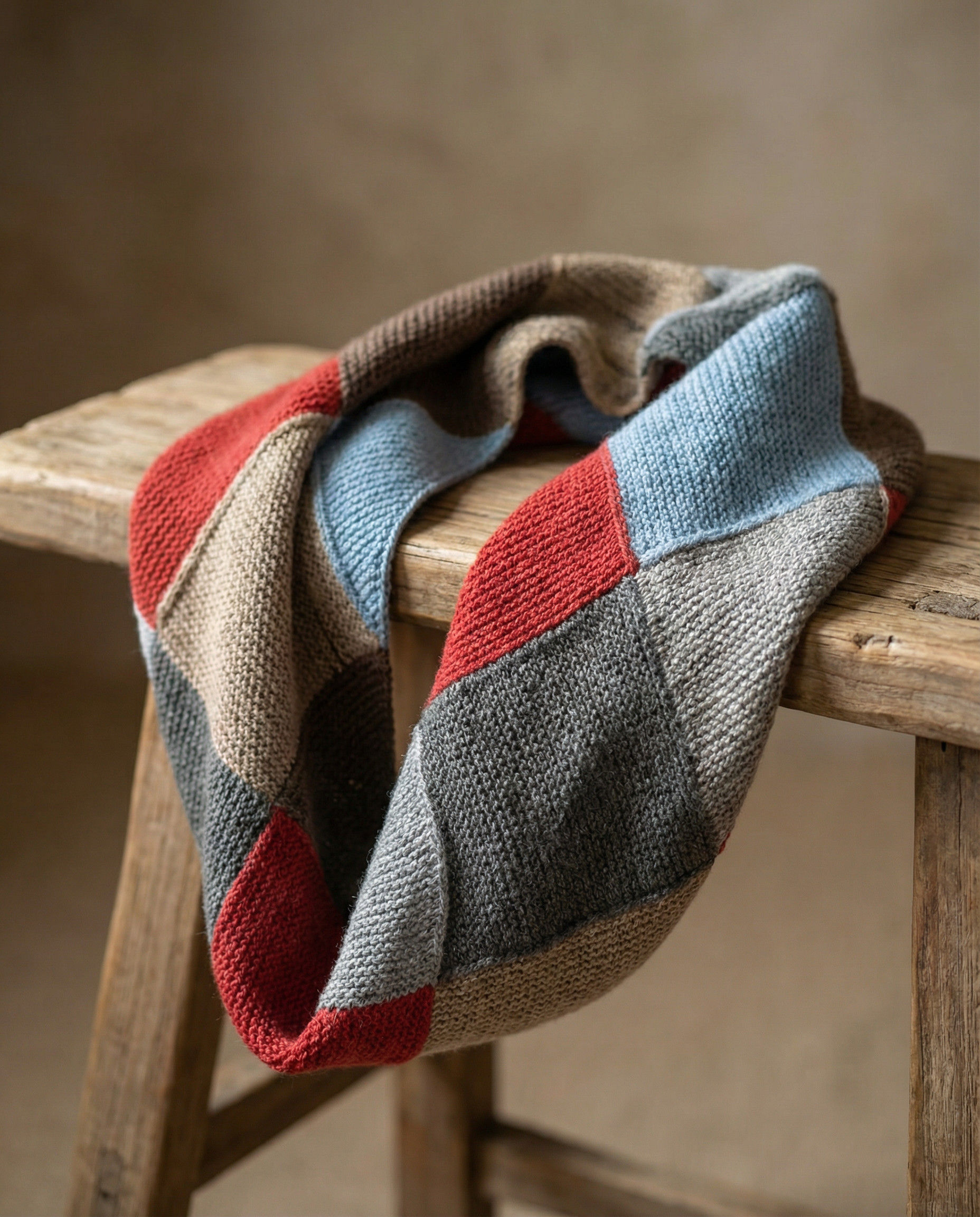 Riti Vibes Loop flach liegend – geometrisches Strickdesign mit rechts- und linksgeneigten Elementen