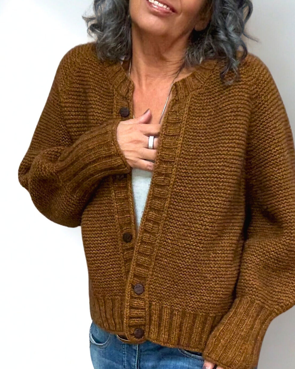 Handgestrickte Jacke aus edler Yak-Wolle, kraus rechts gestrickt, mit tiefem Raglanschnitt und weiten Ärmeln – weich, warm un