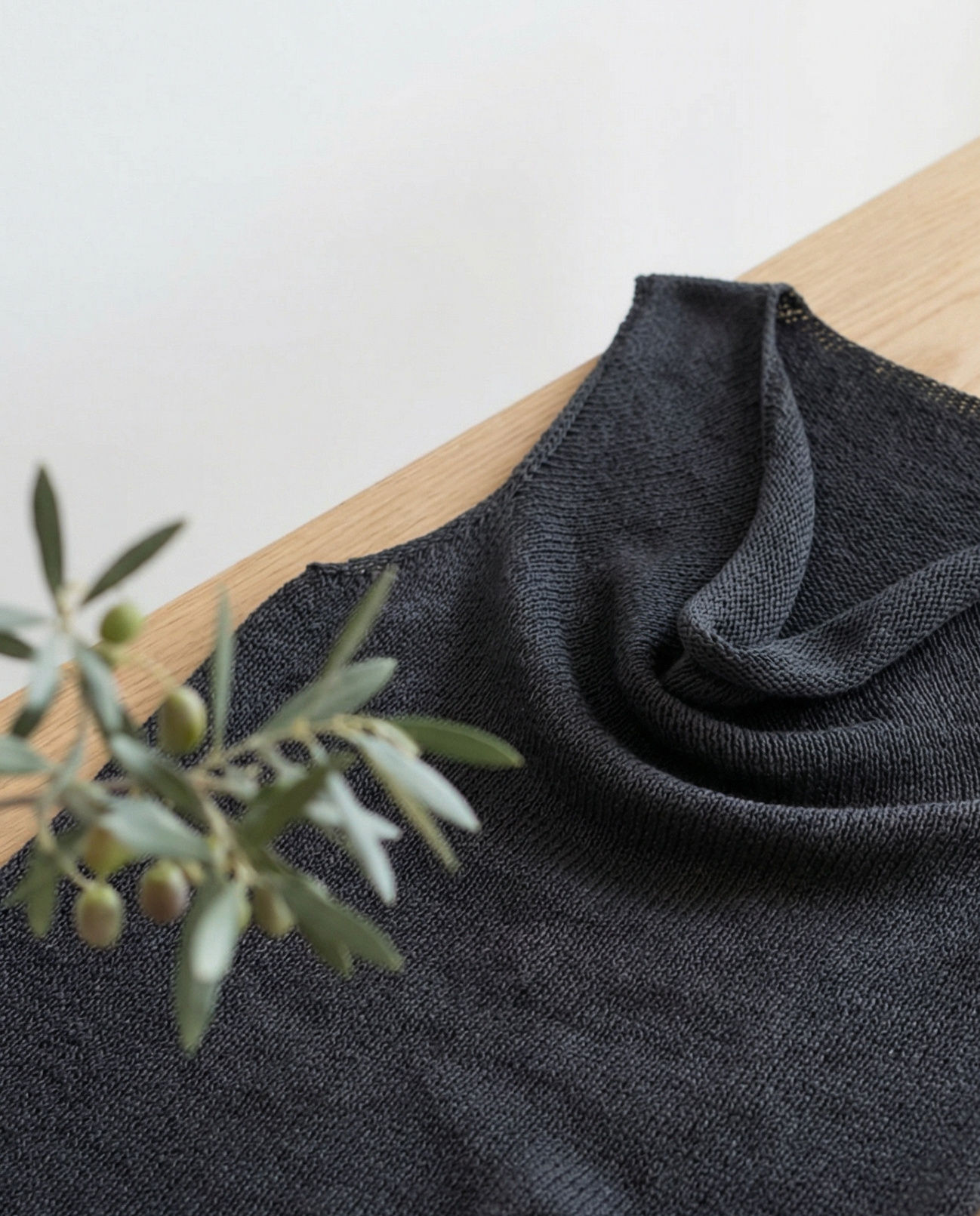 Detail: Wasserfall-Ausschnitt am H2O Top, weich fallende Vorderpartie, Maschenbild gut sichtbar.