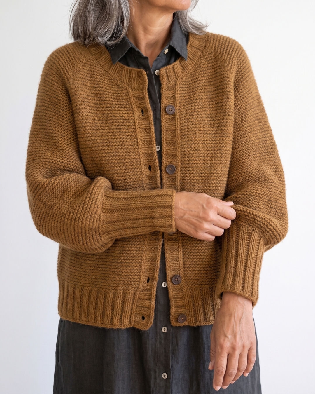 YAKARI Jacke in Braun, kraus rechts gestrickt, mit Raglanform, Knopfleiste und langen Rippenbündchen
