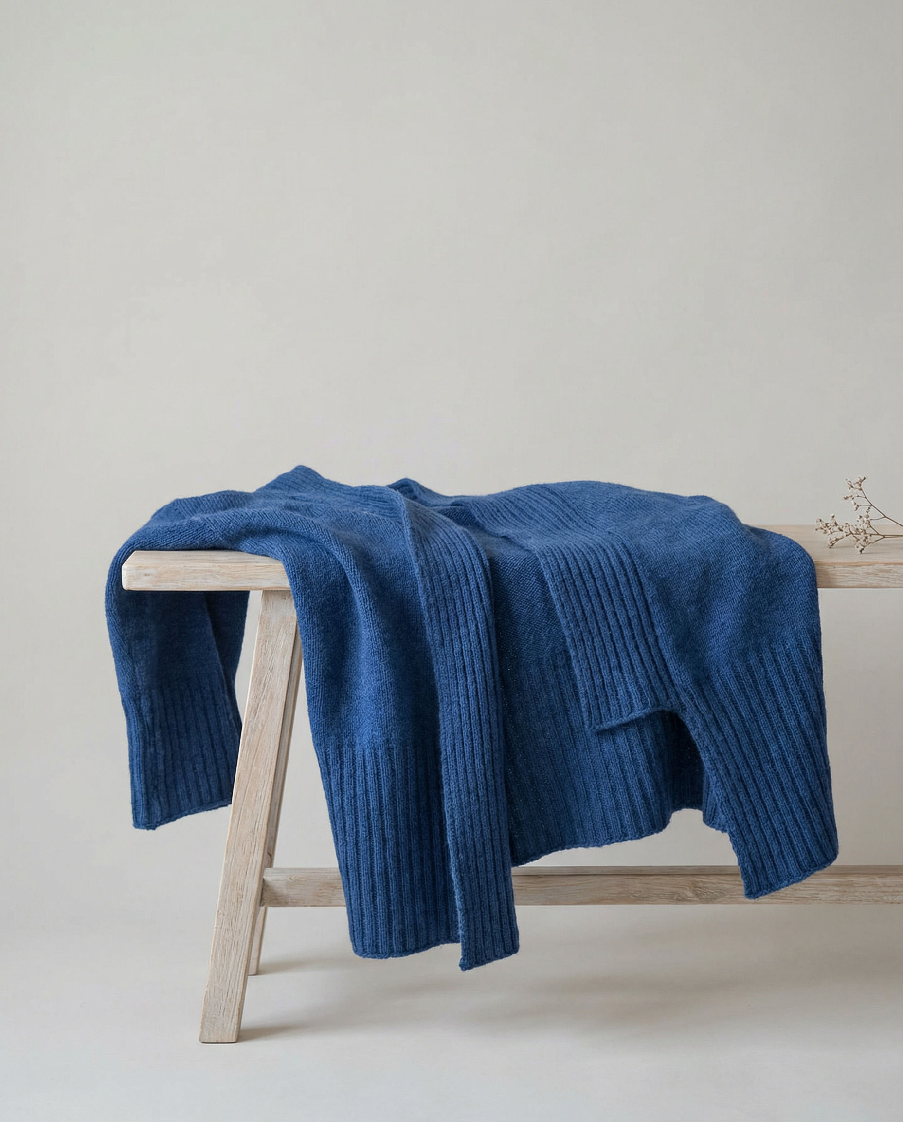 Detailansicht der HYGGE Strickjacke – sauberes Maschenbild glatt rechts, Blende im 2re/2li-Muster, weiches Garn.