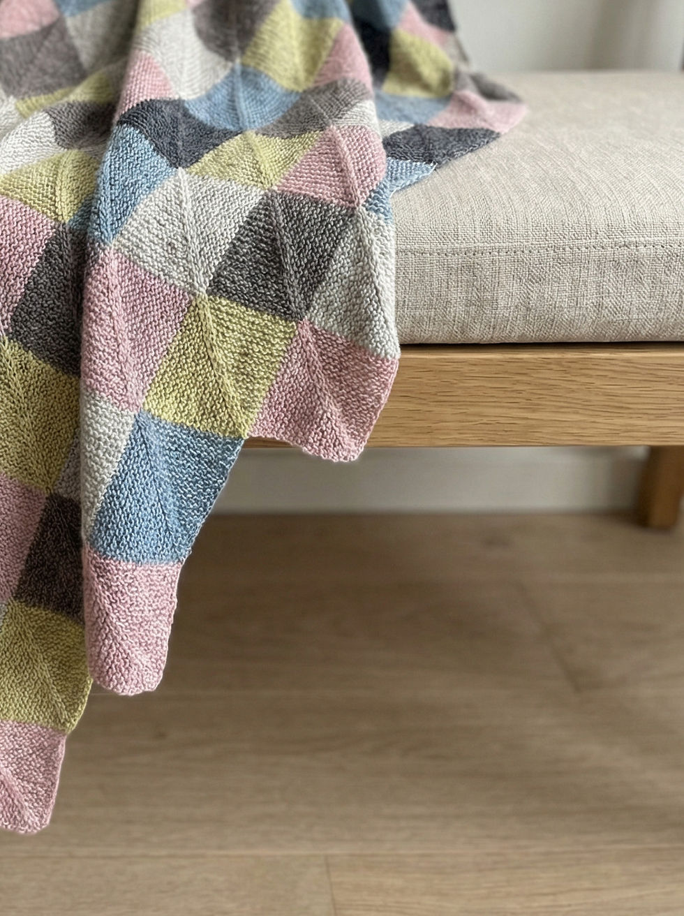 Großes handgestricktes CLEAN Tuch aus bunten Quadraten in moderner Patchwork-Optik