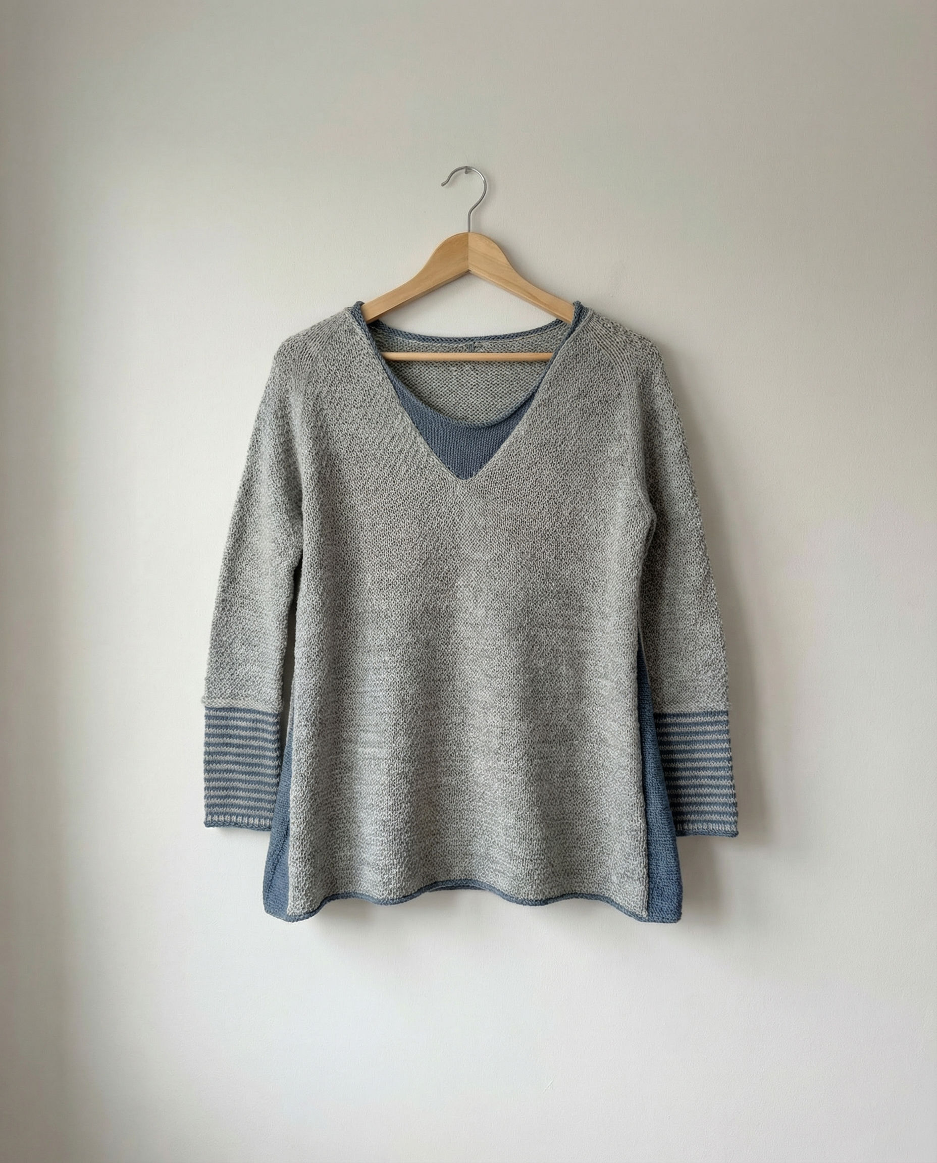 Lagenlook Pullover gestrickt in Hellgrau mit gestreiften Ärmeln, lockerer Schnitt, Vorderansicht