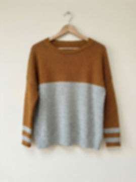 Gestrickter Pullover mit viel Weite und schmalen Armen