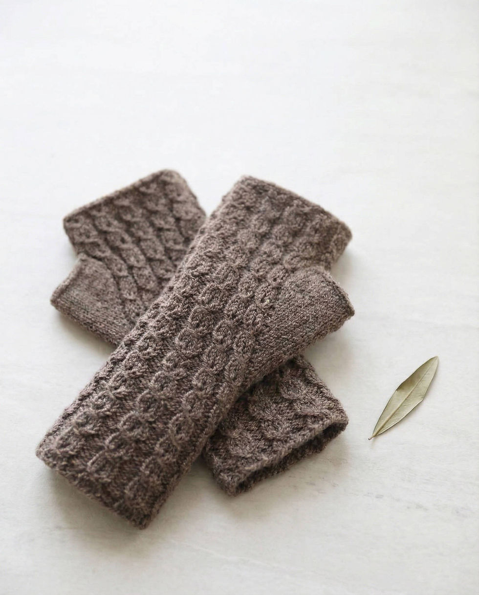 Luna Handstulpe aus Lambswool mit Zopfmuster – gestrickt nach Anleitung von SAFRI DESIG