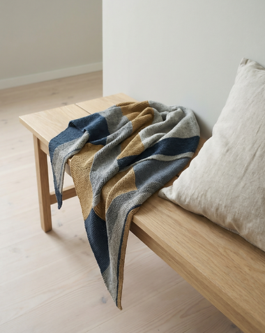 Großes handgestricktes Dreieckstuch UNITED in mehreren Farbflächen