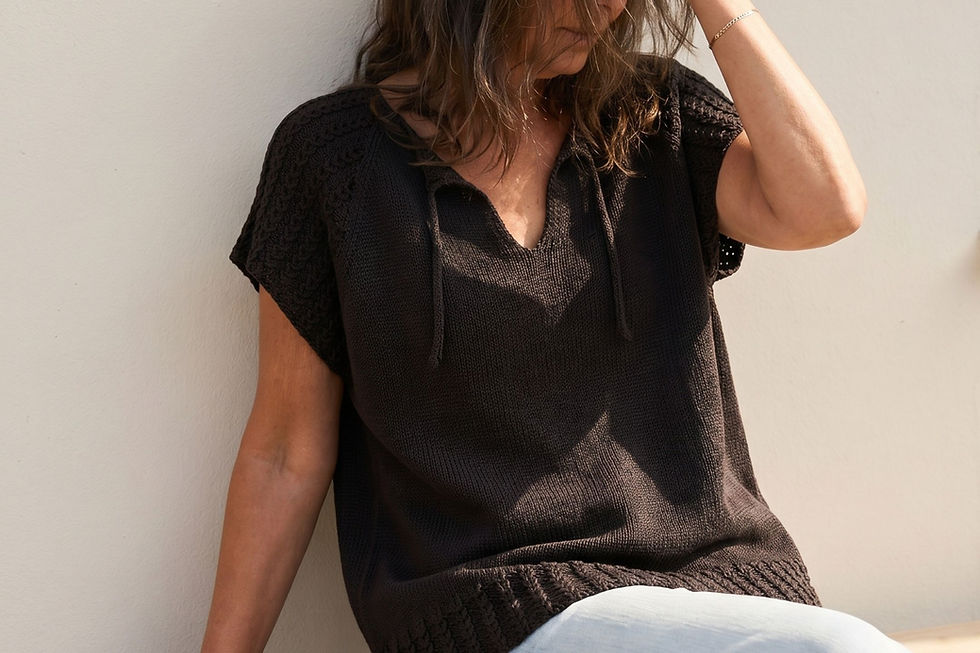BRIA SHIRT aus Cumbria gestrickt. Getragen in Espresso