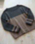 Gestrickter Pullover mit viel Weite und schmalen Armen
