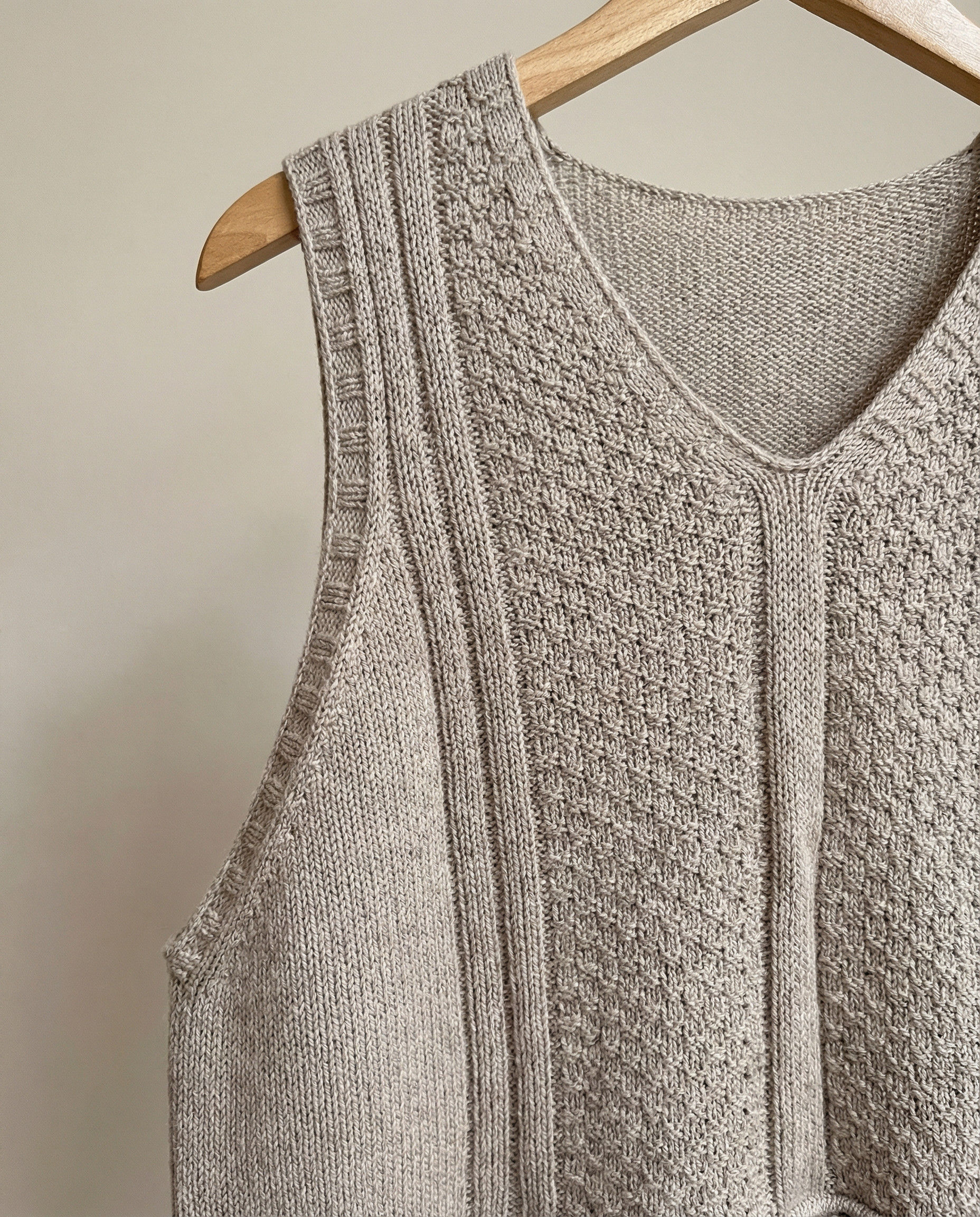 Tinka Pullunder von SAFRI DESIGN in klarer moderner Silhouette