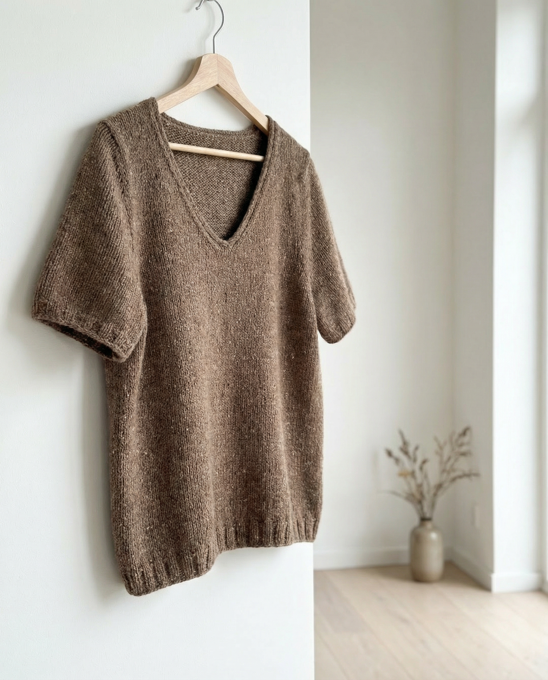 Handgestricktes Coco Shirt in Braun mit V-Ausschnitt, Top-Down gestrickt, kurzärmlig.