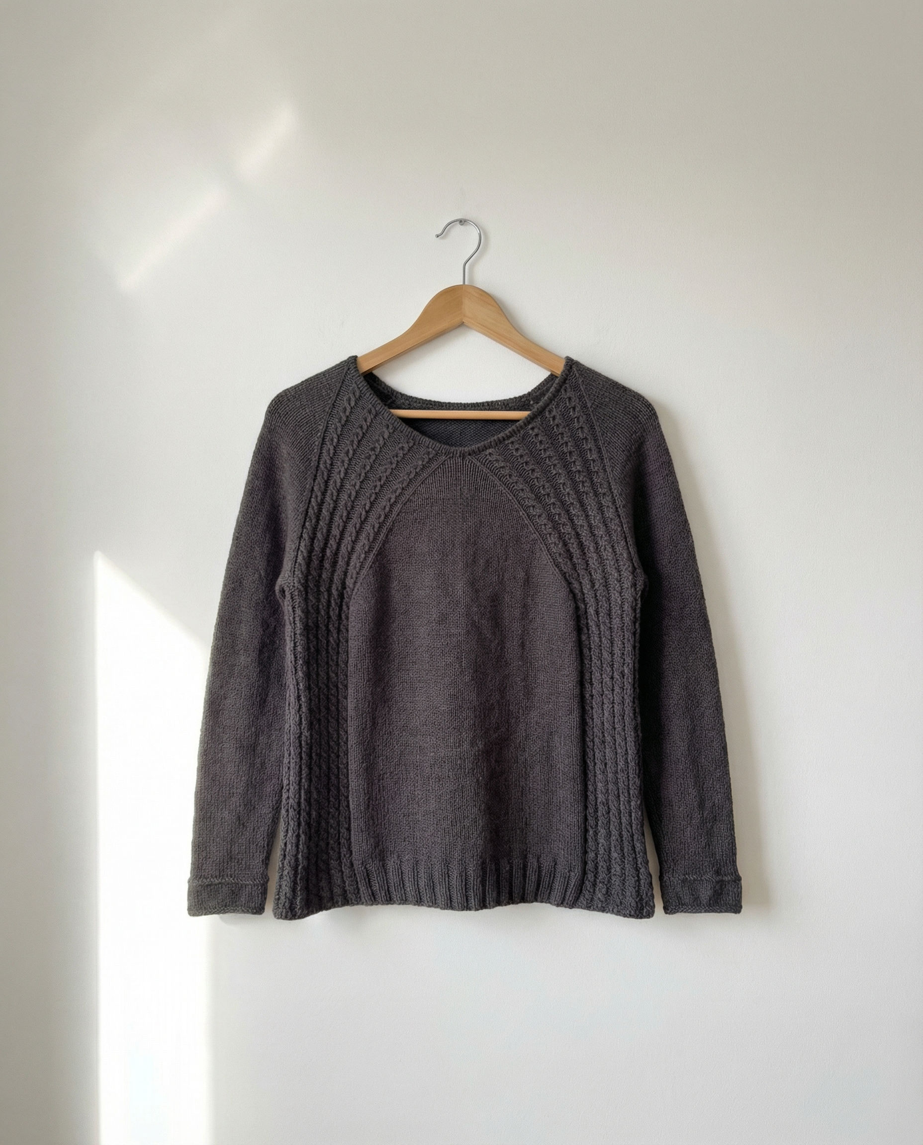 Top Down gestrickter SWEET Pullover mit dekorativen Zopfmuster-Details an Raglan und Seiten, moderne Damen Strickanleitung