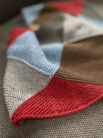 Riti Vibes Loop aus modularen Elementen in sechs Farben flach ausgelegt