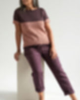 Henne Shirt von SAFRI DESIGN, lässig getragen zur farblich passenden Hose, mit kurzem Ärmel, Sattelschulter und Tunnelzug.