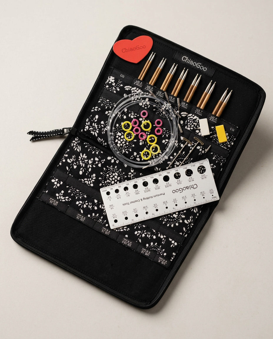 ChiaoGoo SPIN Bamboo Nadelset Small geöffnet im gemusterten Etui mit sieben Nadelpaaren und vollständig angeordnetem Zubehör.