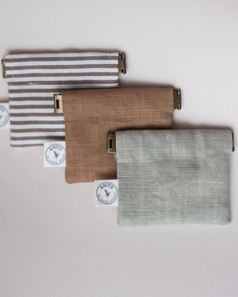 KNITS Push Pouch in Salbei als kleines Zubehörtäschchen für Strickutensilien