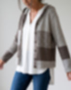 BARISTA Jacke frontal getragen mit weißer Bluse und dunkler Jeans im modernen Lagenlook.