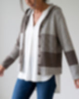 BARISTA Jacke frontal getragen mit weißer Bluse und dunkler Jeans im modernen Lagenlook.