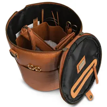 Handgefertigte Saturn XL Projekttasche aus braunem Echtleder mit Schultergurt und Garnöffnungen, gefüllt mit Strickprojekt.