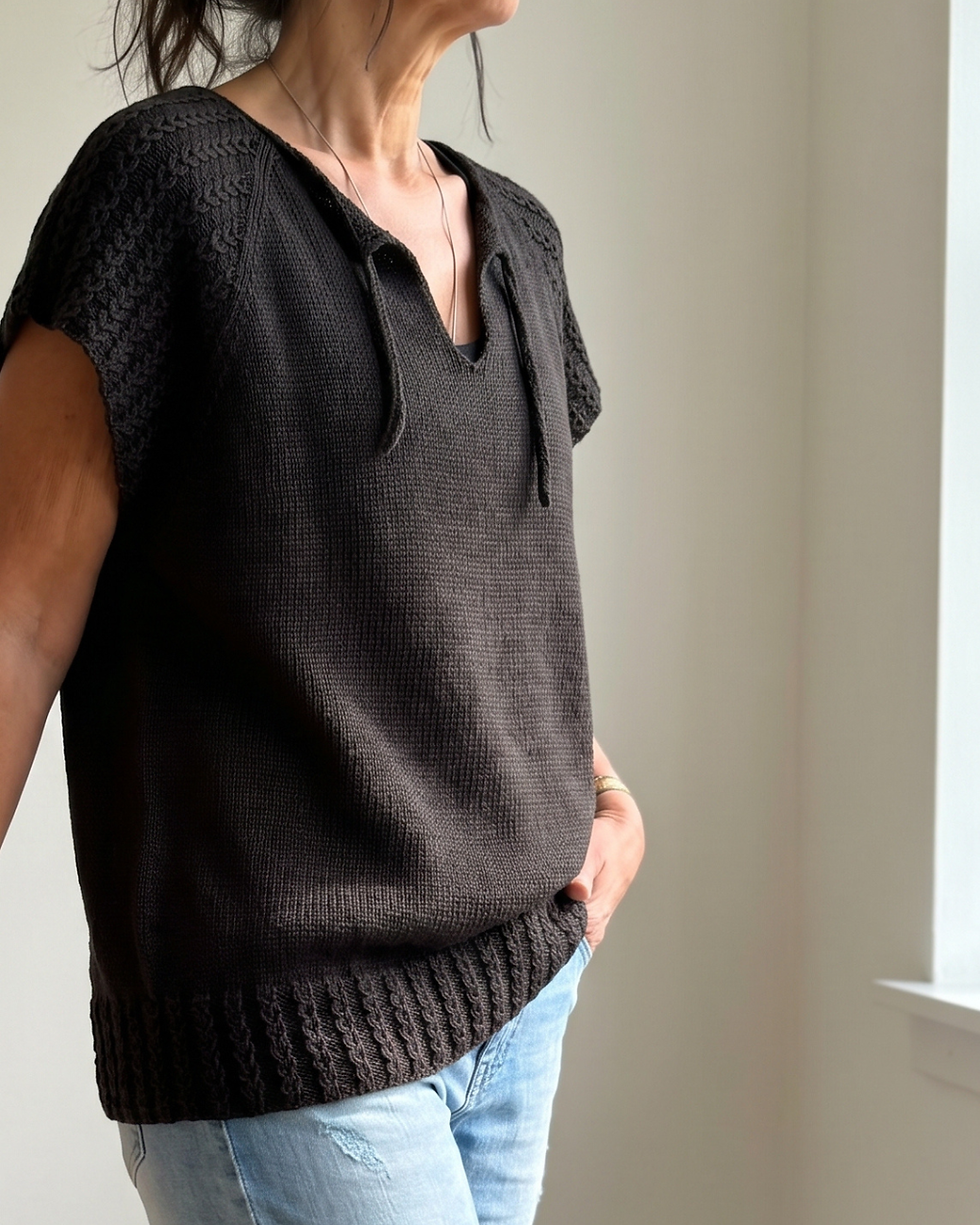 BRIA Shirt seitlich getragen mit lockerem Fall