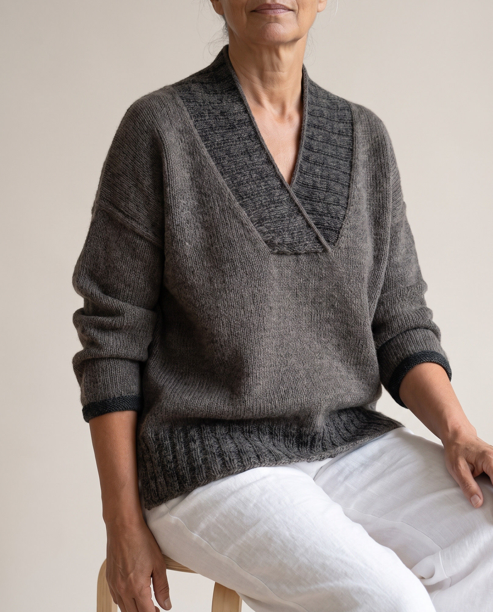 Lässiger Oversize-Pullover ASHLINE mit breitem Schalkragen, langen Ärmeln und dunklem Rippenbund.