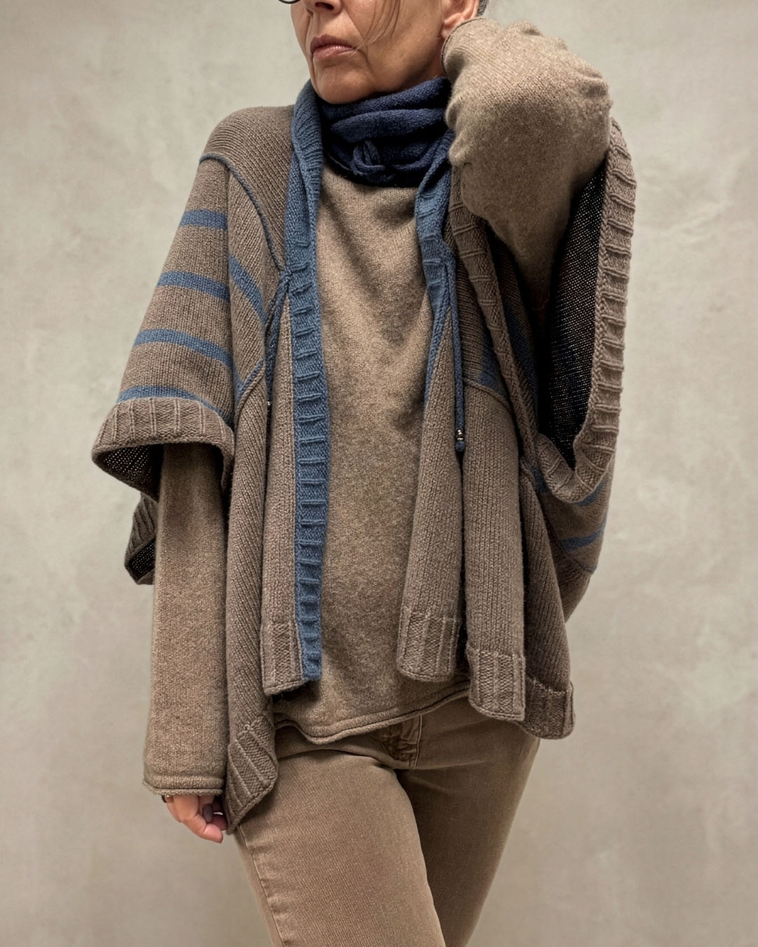 JONTE Seelenwärmer in Vorderansicht über einem farblich passenden Pullover, mit jeansblauer Kragenblende