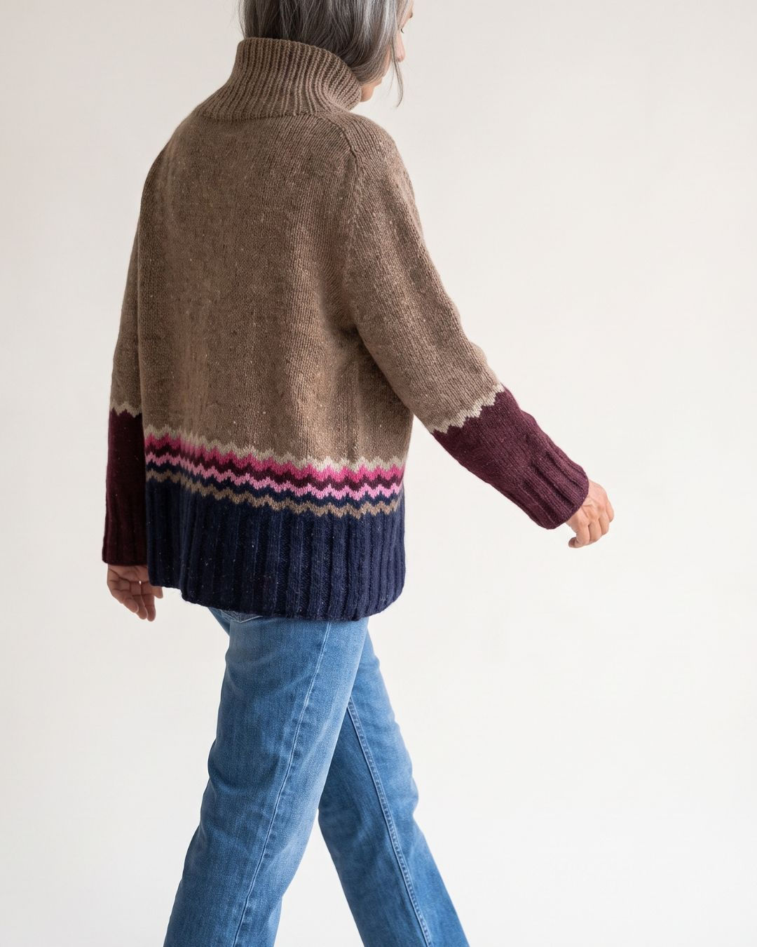 Rückansicht des oversized Tweed Pullovers SA24-23 mit Rollkragen, Zackenmuster sowie dunkelblauem Bund