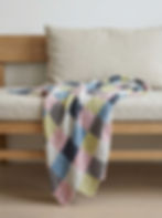 Großes handgestricktes CLEAN Tuch aus bunten Quadraten in moderner Patchwork-Optik