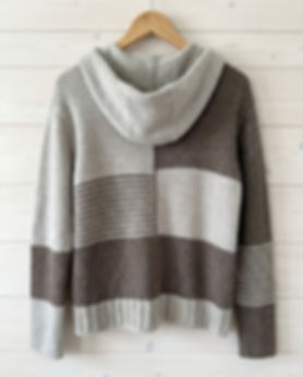 Handgestrickte Kapuzenjacke im Farbblock-Design mit Streifen, zweifarbig in Braun und Hellgrau, mit Knopfleiste und I-Cord-Ab