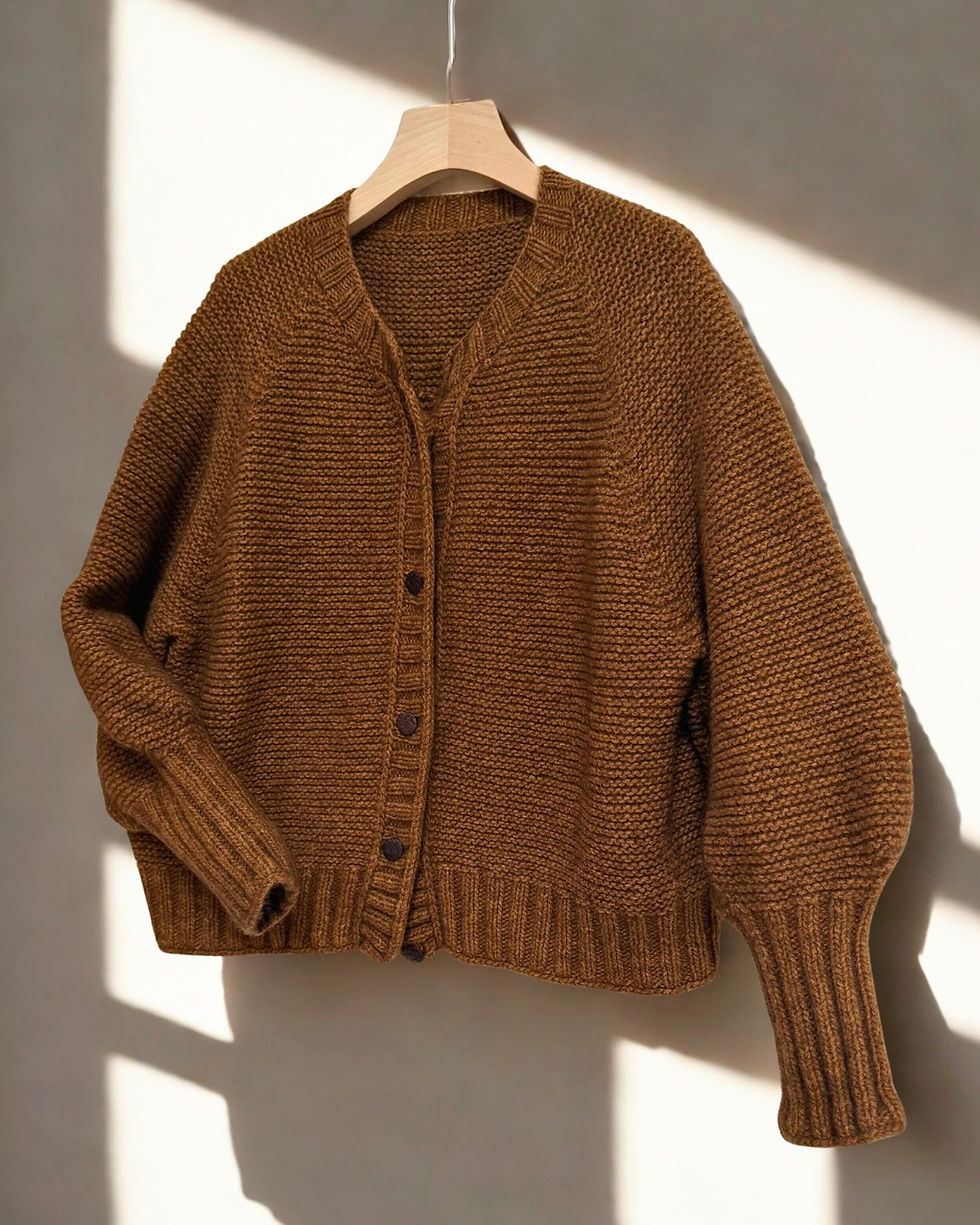 NO.2 Yakari Jacke aus Yak-Merino-Wolle, kraus rechts gestrickt, mit tiefem Raglanschnitt und großzügigen Ärmeln, getragen in