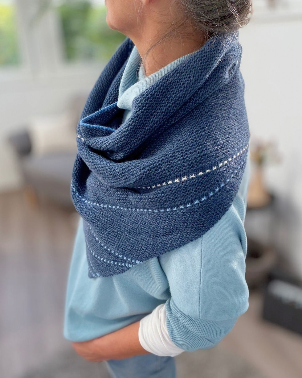 Großes Dreieckstuch Spirit aus Lamana Como mit feinen Streifen und weicher Struktur – Design SAFRI DESIGN.