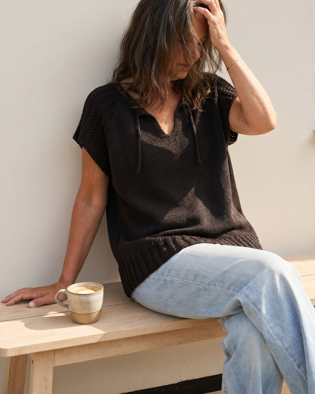 BRIA Shirt mit V-Ausschnitt, Bindebändern und Jeans