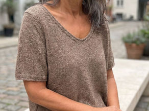 COCO Shirt in Braun aus SANDNES TWEED mit V-Ausschnitt und kurzen Ärmeln.
