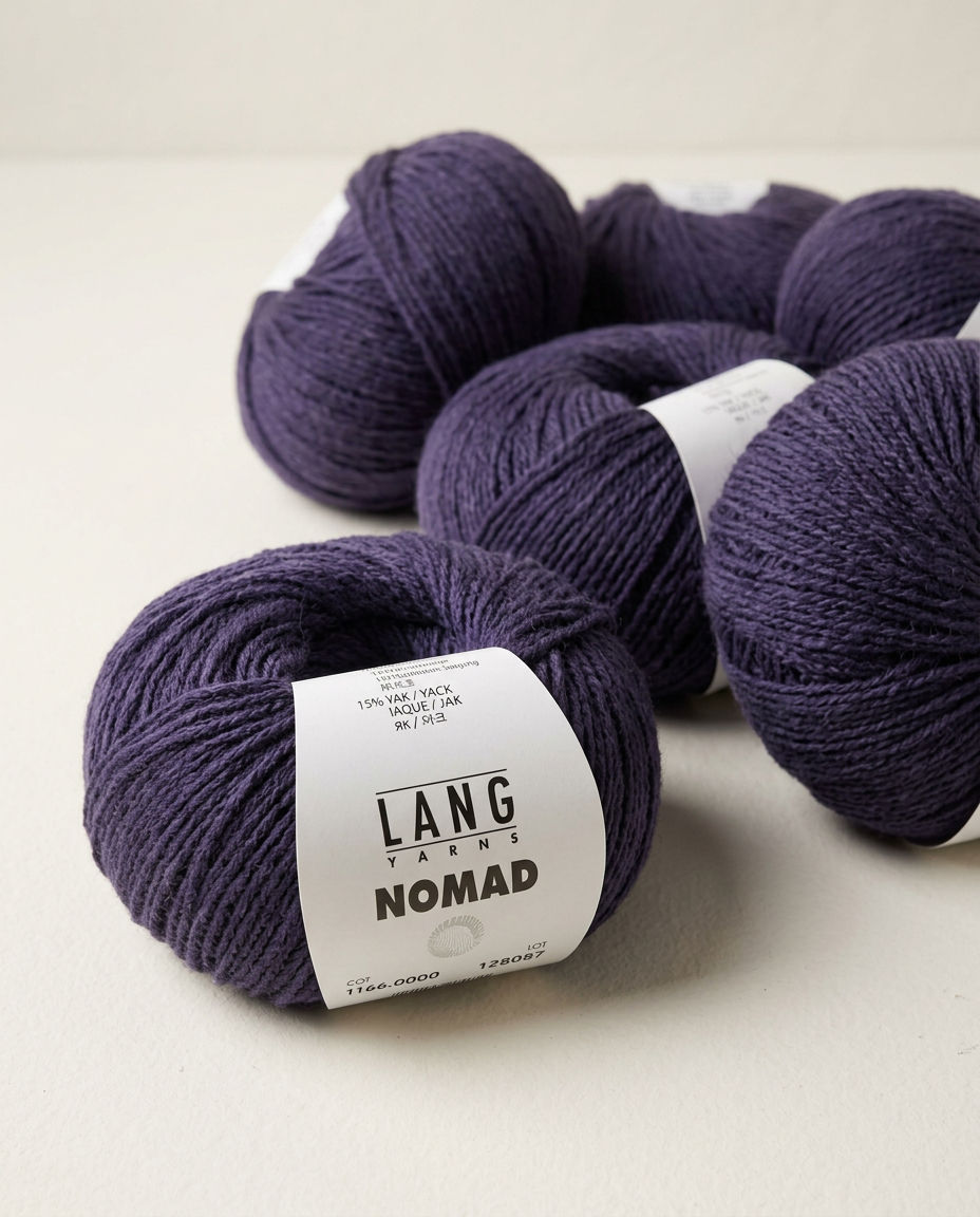Mehrere Knäuel LANG YARNS NOMAD aus Schurwolle und Yak in Violett Royal