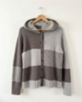Handgestrickte Kapuzenjacke im Farbblock-Design mit Streifen, zweifarbig in Braun und Hellgrau, mit Knopfleiste und I-Cord-Ab