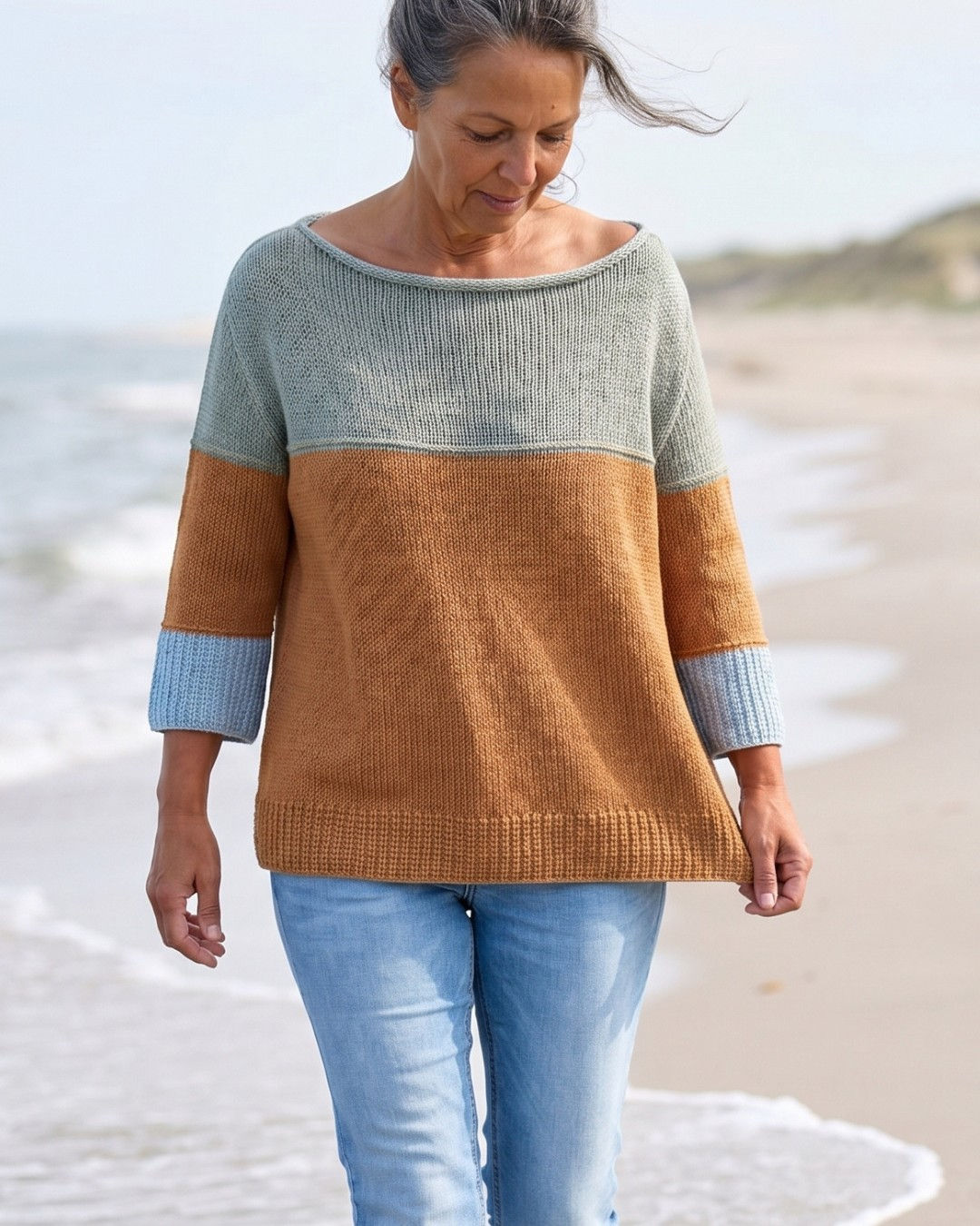 Gestrickter Top Down Pullover mit Sattelschulter, getragen an der Nordseeküste