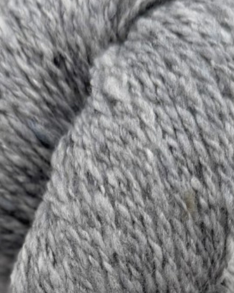 Miniaturbild: Strang Atlantic Coast Yarns Shannon Cashmerino & Silk DK – edles Donegal-Garn mit feiner Tweedstruktur und sanftem Glanz.