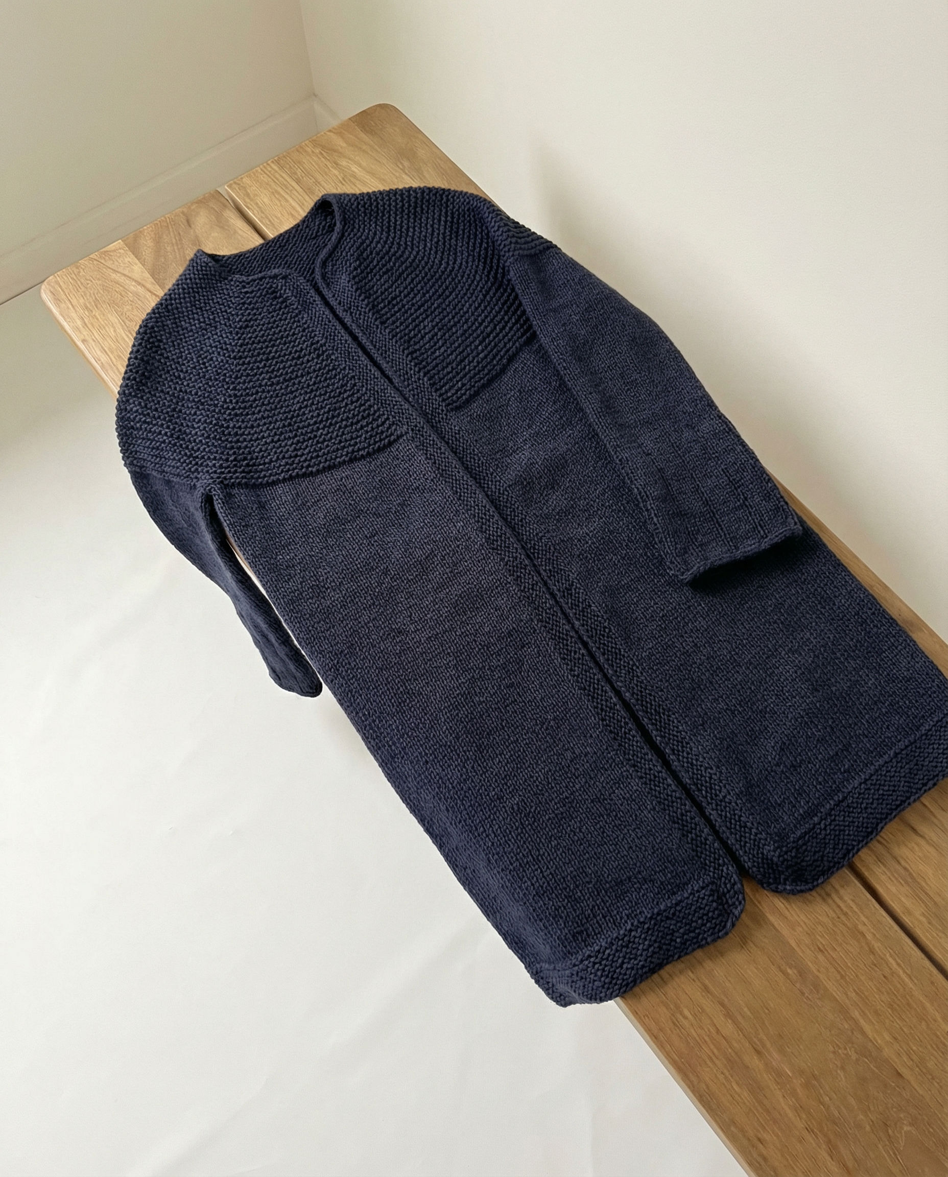 Handgestrickte ONLINE Jacke SA23-13, lange offene Strickjacke