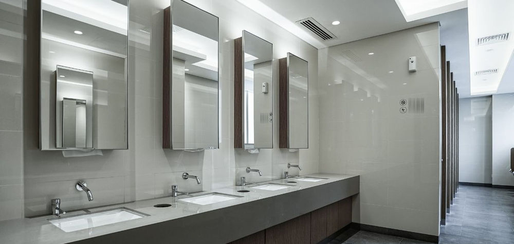 Elementos básicos que debe tener un baño público