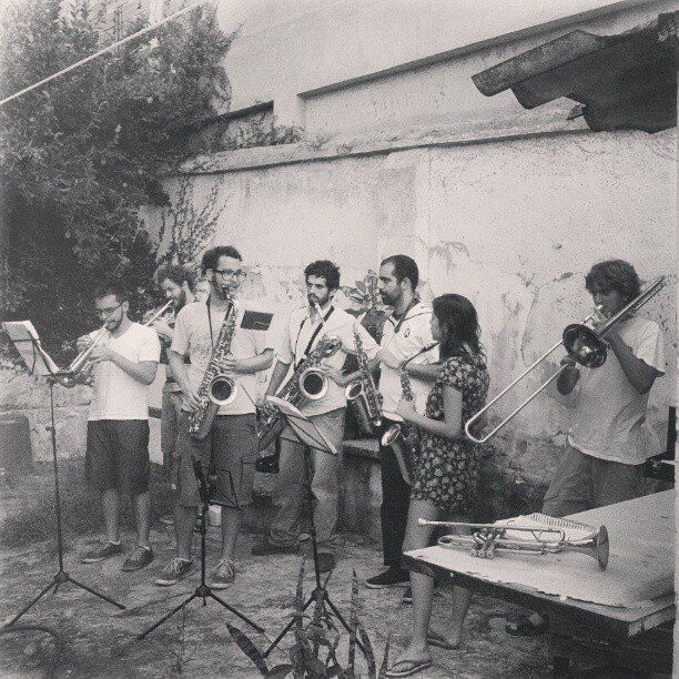 Um dos primeiros ensaios com o cadernin! Lá em 2013. Foto cedida pelo equipe do Cadernin, mas com autoria desconhecida.